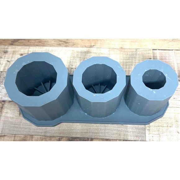 3 Slots in 1 Ice Cube Tray For Stanley Cup Silicone Mold with Lid for 40oz/30oz - Picture 2 of 3